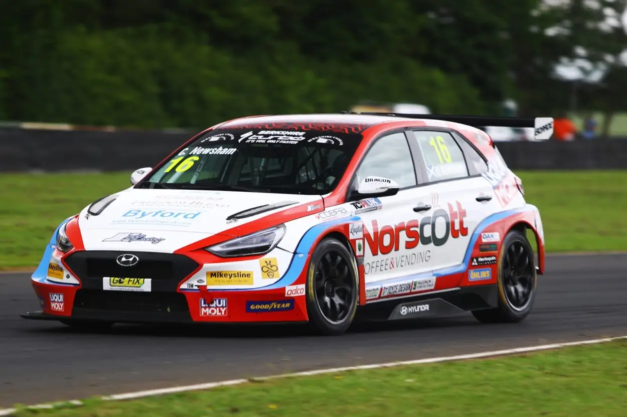 TCR UK | Croft 2025: Shepherd squalificato da gara-2, Newsham eredita la vittoria