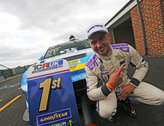 TCR UK | Croft 2025: Shepherd torna al successo in gara-3, dopo una bandiera rossa