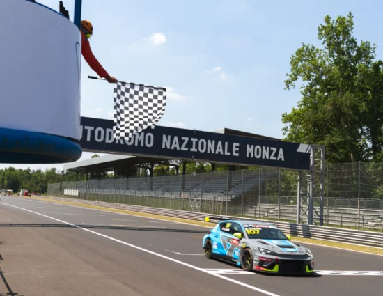 TCR World Tour | Monza 2025: Aurélien Comte porta la Cupra León VZ al primo trionfo iridato in gara-2