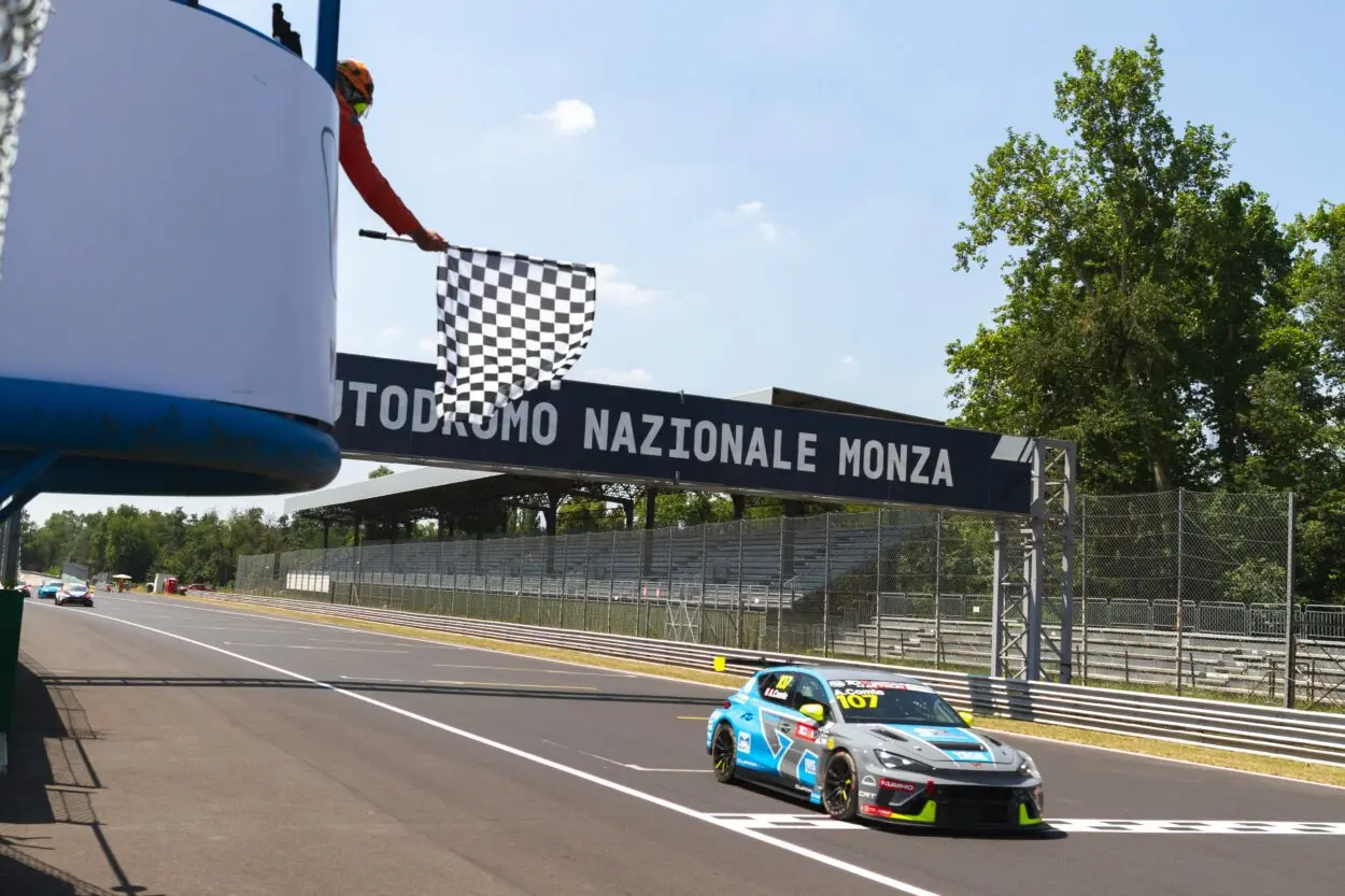TCR World Tour | Monza 2025: Aurélien Comte porta la Cupra León VZ al primo trionfo iridato in gara-2