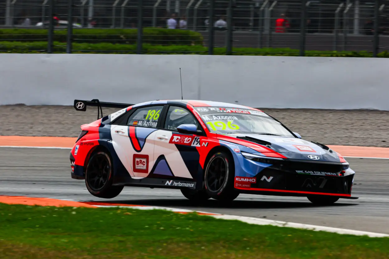 TCR World Tour | Valencia 2025, Mikel Azcona: “Un weekend molto difficile. In Q2 abbiamo faticato con le gomme e ci manca ancora velocità”