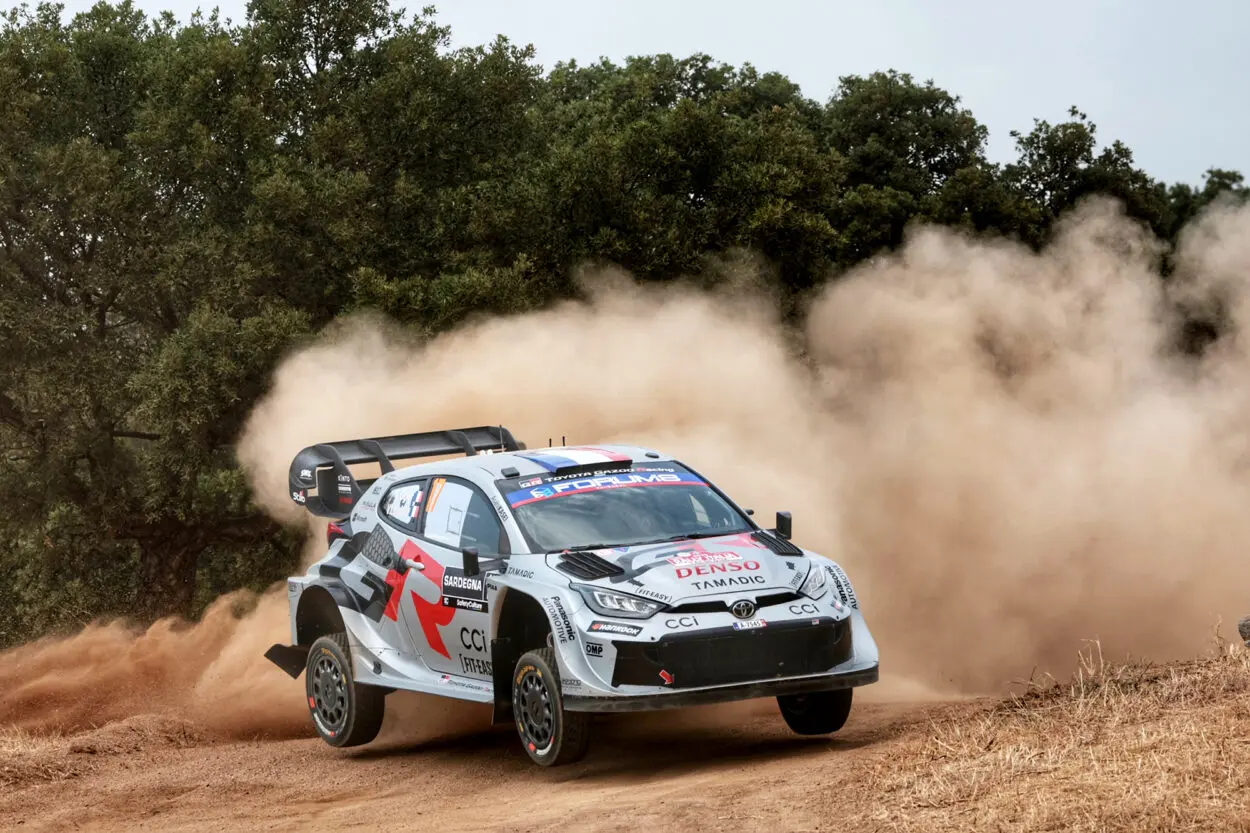 WRC | Rally di Sardegna 2025, PS10-12: Ogier e Tänak proseguono il duello per la vittoria