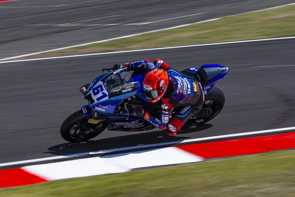 SSP | Round Gran Bretagna 2025, Gara 2: Can Öncü forza nel finale e vince a Donington, Manzi settimo in rimonta