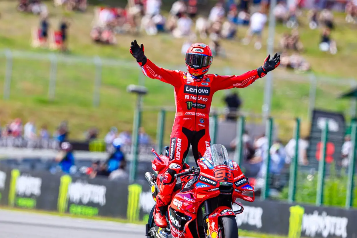 MotoGP | GP Cechia 2025, gara: Marc Márquez domina anche a Brno su Bezzecchi e Acosta, Bagnaia quarto