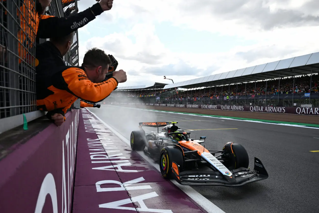 F1 | GP Gran Bretagna 2025, gara pazza: Norris vince su Piastri, Nico Hulkenberg eroe del giorno, parte ultimo ed è 3° con la Sauber! Hamilton 4° su Verstappen