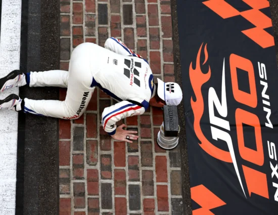 NASCAR | Xfinity Series, Indianapolis 2025: Connor Zilisch vince la terza gara di fila e regala il 100° successo al JR Motorsports!