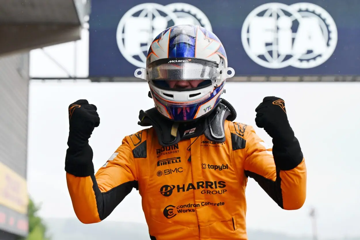 F2 | GP Belgio 2025: Dunne domina una complicata Feature Race, Lindblad e Stanek a podio