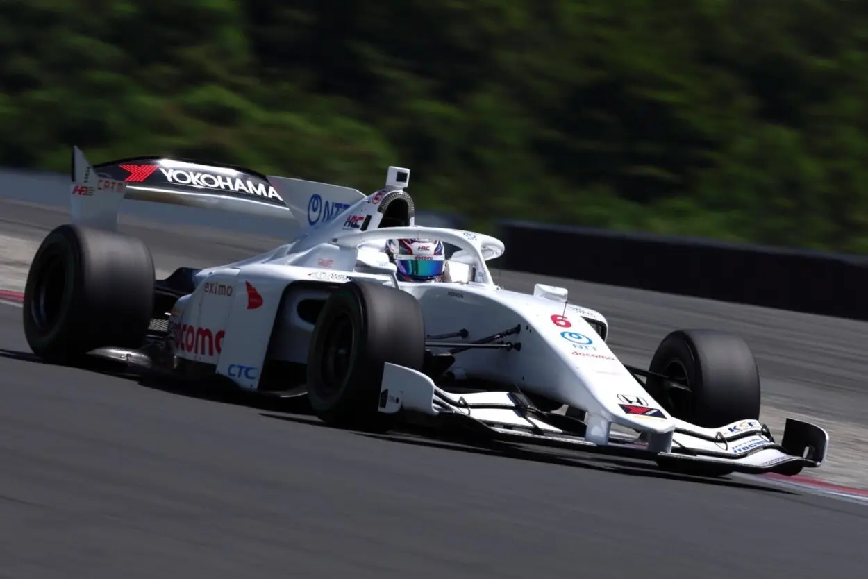 Super Formula | Fuji #1 2025: Kakunoshin Ohta torna alla vittoria in una gara pazza