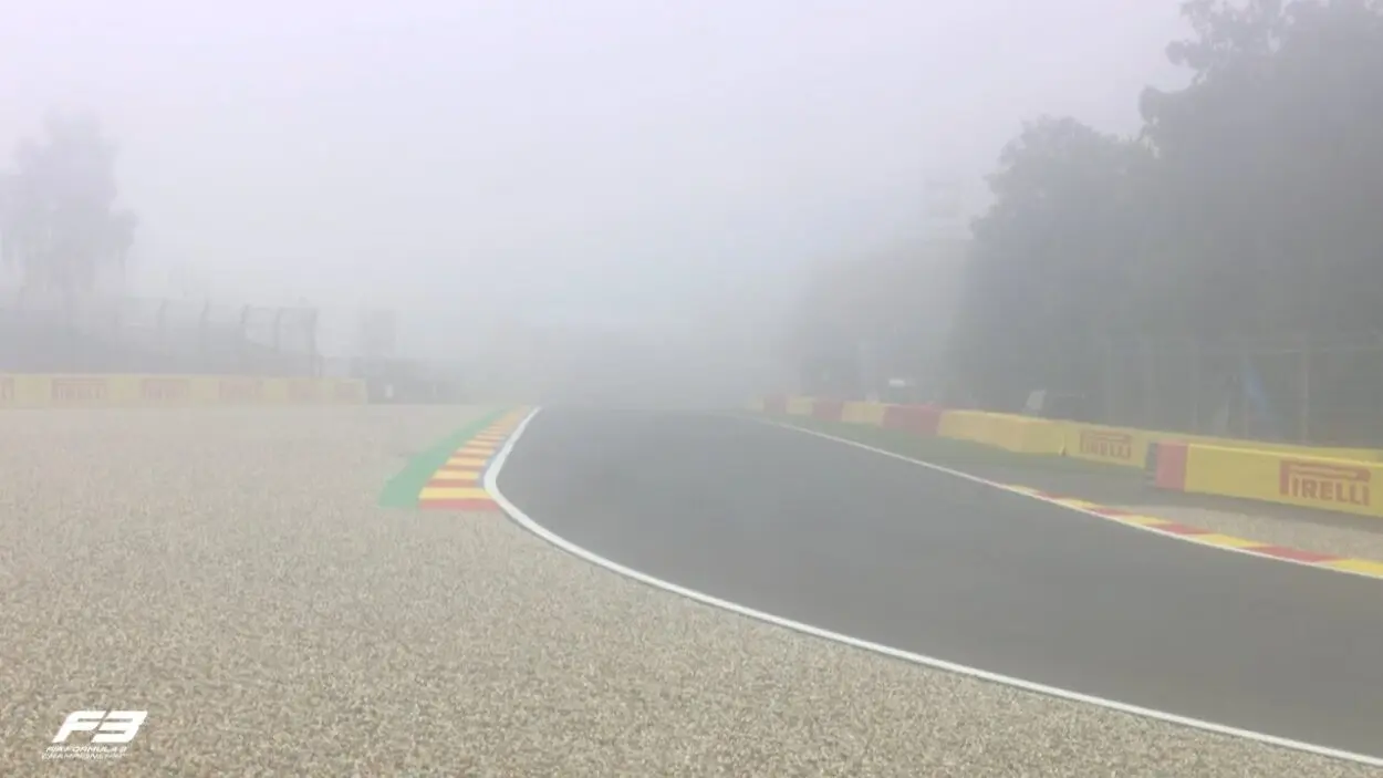 F3 | GP Belgio 2025, FP: nebbia fitta e visibilità azzerata: prove libere rinviate, nessuna attività in pista