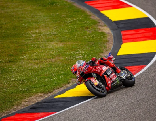 MotoGP | GP Germania 2025, Gara Sprint: Marc Márquez mastica gli avversari, vittoria in rimonta sul bagnato