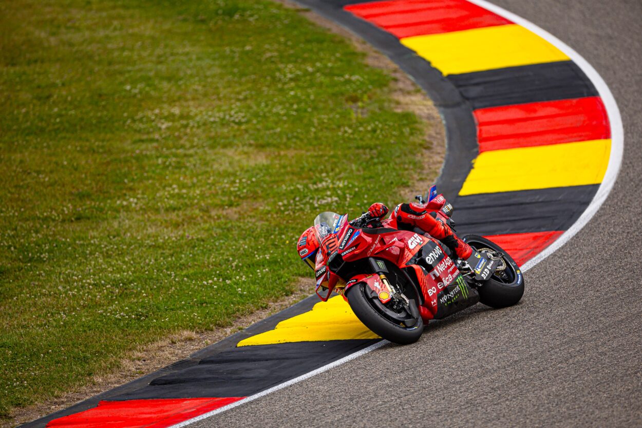 MotoGP | GP Germania 2025, Gara Sprint: Marc Márquez mastica gli ...