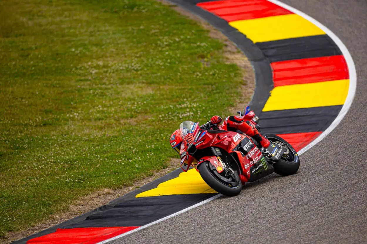 MotoGP | GP Germania 2025, Gara Sprint: Marc Márquez mastica gli avversari, vittoria in rimonta sul bagnato