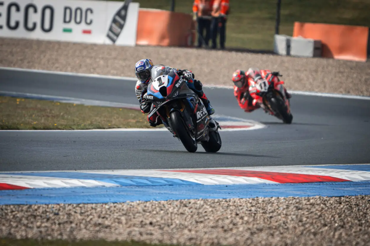 SBK | Round Ungheria 2025, warm-up: Toprak Razgatlıoğlu il più veloce anche sul bagnato, Lowes e Vickers nei primi tre