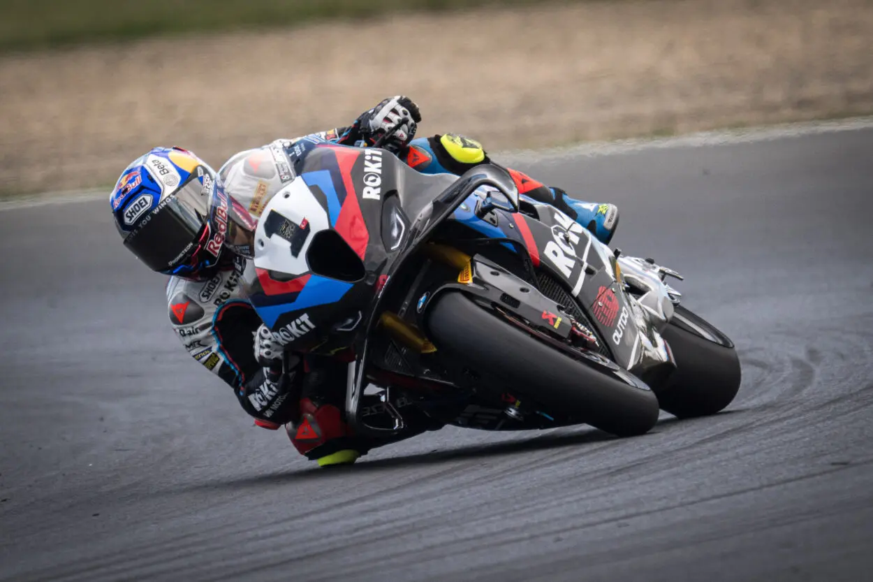 SBK | Round Gran Bretagna 2025, SP Race: Toprak Razgatlıoğlu vince ancora a Donington Park