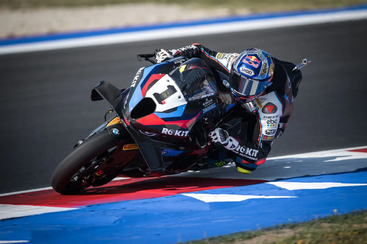 SBK | Round Gran Bretagna 2025, Superpole: Toprak Razgatlıoğlu firma la pole position a Donington Park