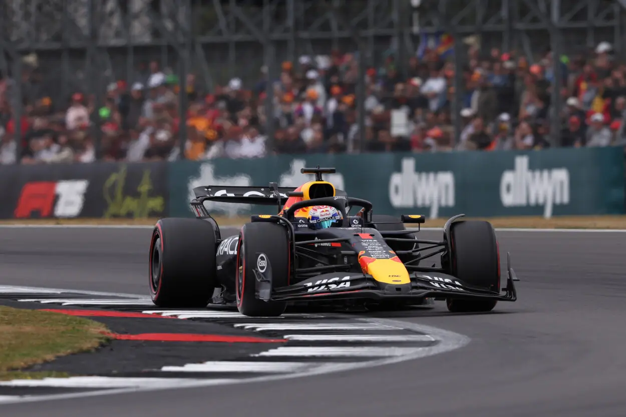 F1 | GP Gran Bretagna 2025, qualifiche: Verstappen strabilia a Silverstone, Pole dal nulla davanti alle McLaren. Hamilton lotta ma poi è 5° su Leclerc