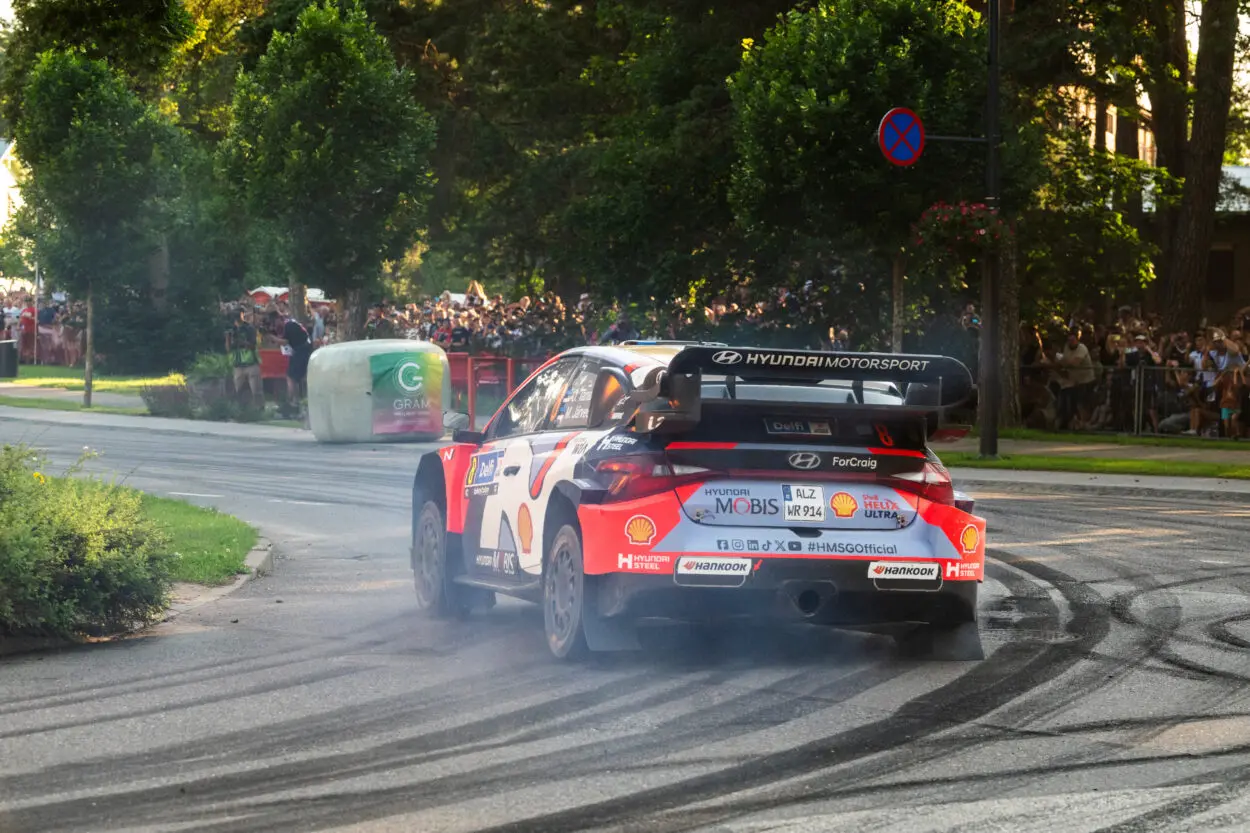 WRC | Rally di Estonia 2025, PS13-17: Solberg conserva il vantaggio, Tänak allunga su Neuville