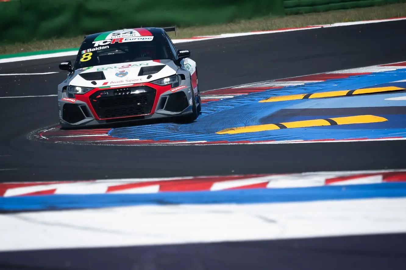 TCR Europe | Misano 2025, Baldan: “Difficoltà con il BoP chiare dalle libere. Auto inguidabile e distacchi incolmabili. Il trionfo di Audi in Gara 2 non inganni”