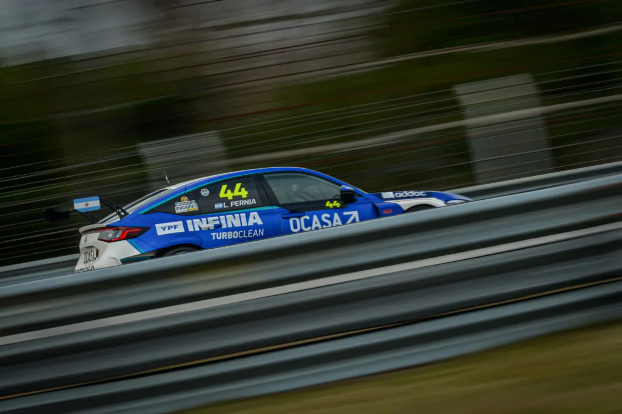 TCR South America | El Pinar 2025, Gara 1: Leonel Pernía beffa di nuovo Piquet Jr e raggiunge Reis per il record di vittorie