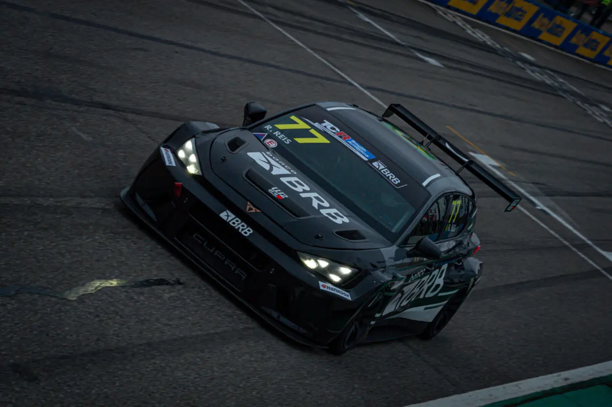 TCR South America | El Pinar 2025, Gara 2: Raphael Reis risponde a Leonel Pernía, torna al successo e riguadagna il record di trionfi