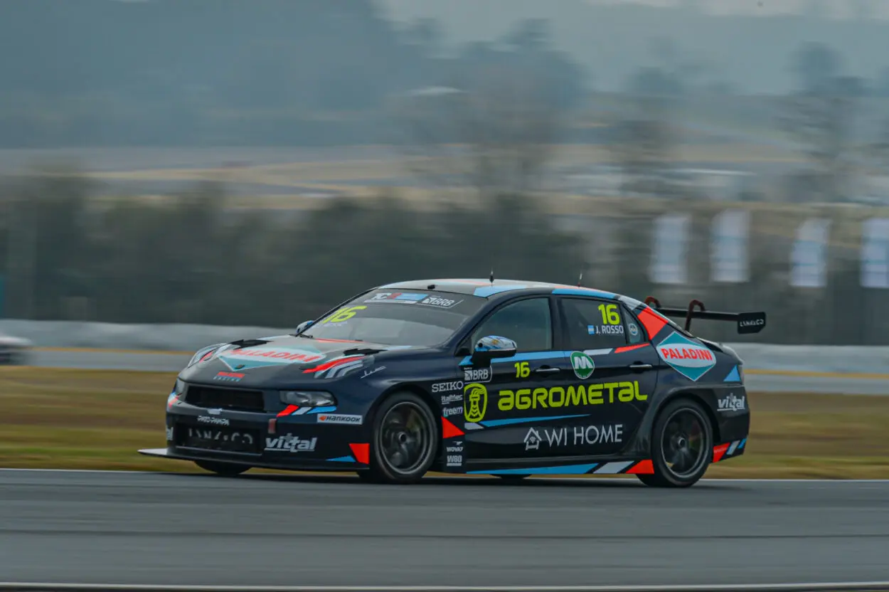 TCR South America | Mercedes 2025, Gara 2: Rosso resiste alle Cupra per vincere la seconda gara della stagione. Pernía 4°, Cardoso ritirato