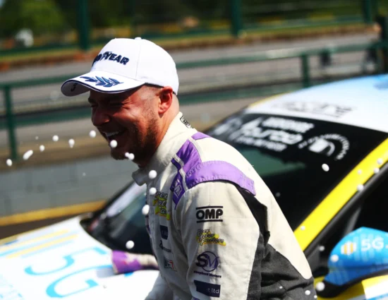 TCR UK | Oulton Park 2025, Gara 2: Steve Laidlaw vince su pista, ma la penalità regala il successo ad Adam Shepherd