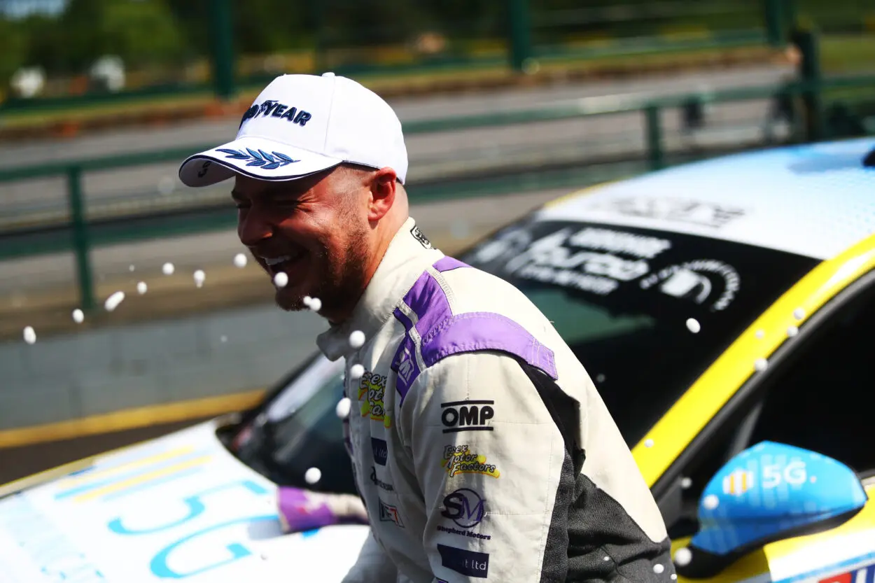 TCR UK | Oulton Park 2025, Gara 2: Steve Laidlaw vince su pista, ma la penalità regala il successo ad Adam Shepherd