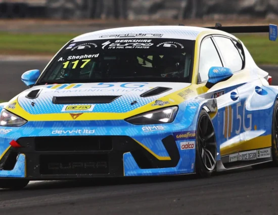 TCR UK | Oulton Park 2025, Qualifiche: Adam Shepherd beffa Sam Laidlaw per 60 millesimi sotto la bandiera a scacchi