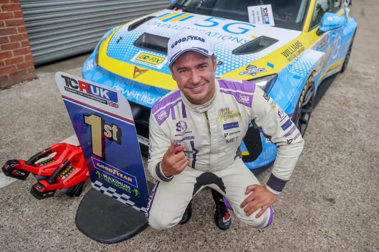 TCR UK | Oulton Park 2025, Gara 1: Adam Shepherd ottiene la quinta in solitaria mentre gli altri si contendono il secondo posto