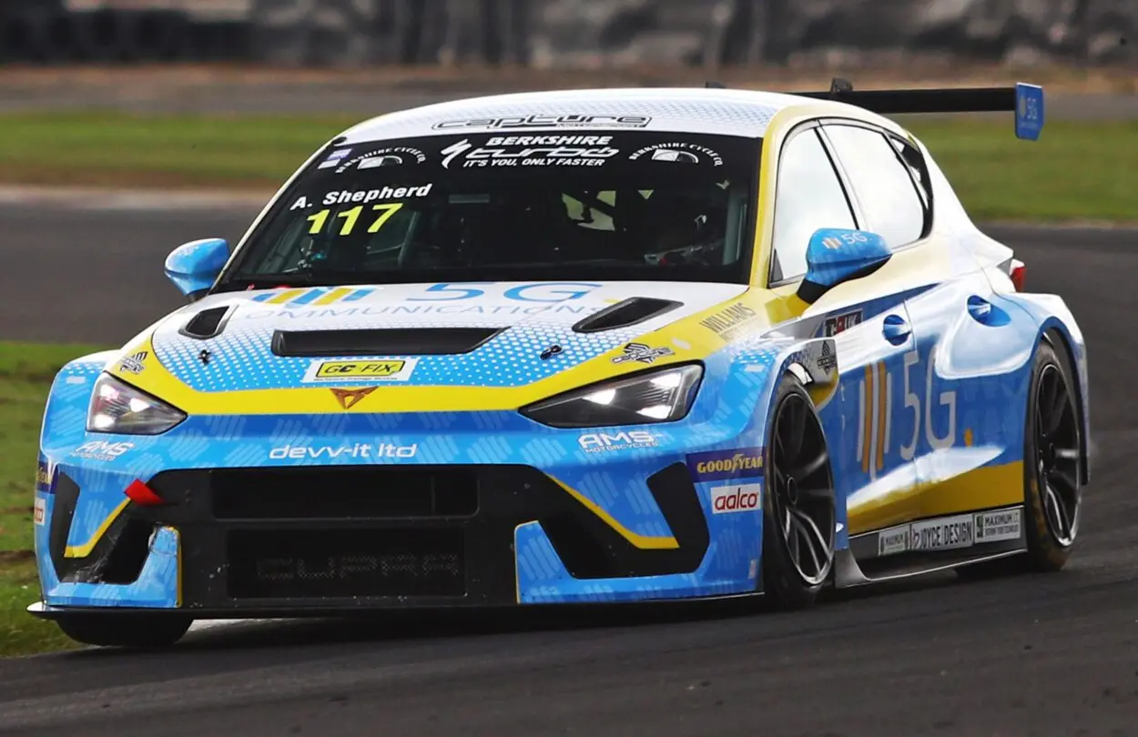 TCR UK | Oulton Park 2025, Qualifiche: Adam Shepherd beffa Sam Laidlaw per 60 millesimi sotto la bandiera a scacchi