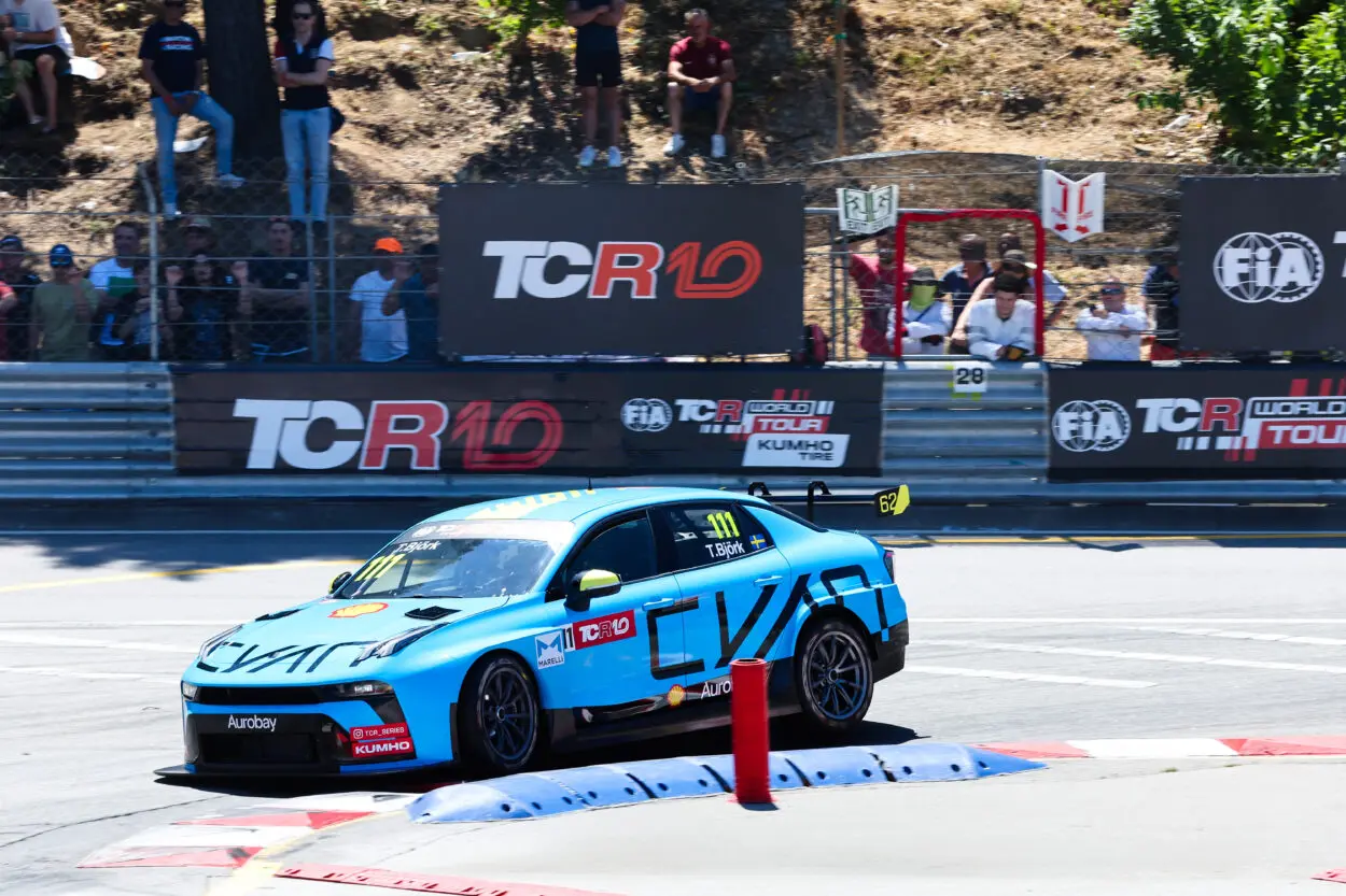 TCR World Tour | Vila Real 2025, Gara 2: Björk e Ma completano il weekend perfetto di Cyan Racing. Primo podio Mondiale per Montenegro