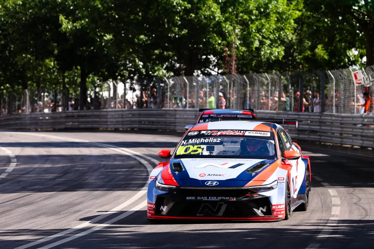 TCR World Tour | Vila Real 2025, Michelisz: “Con il caldo e i 40 kg non è stata semplice. Buono il quinto posto in Gara 1, dispiaciuto per il problema tecnico in Gara 2”