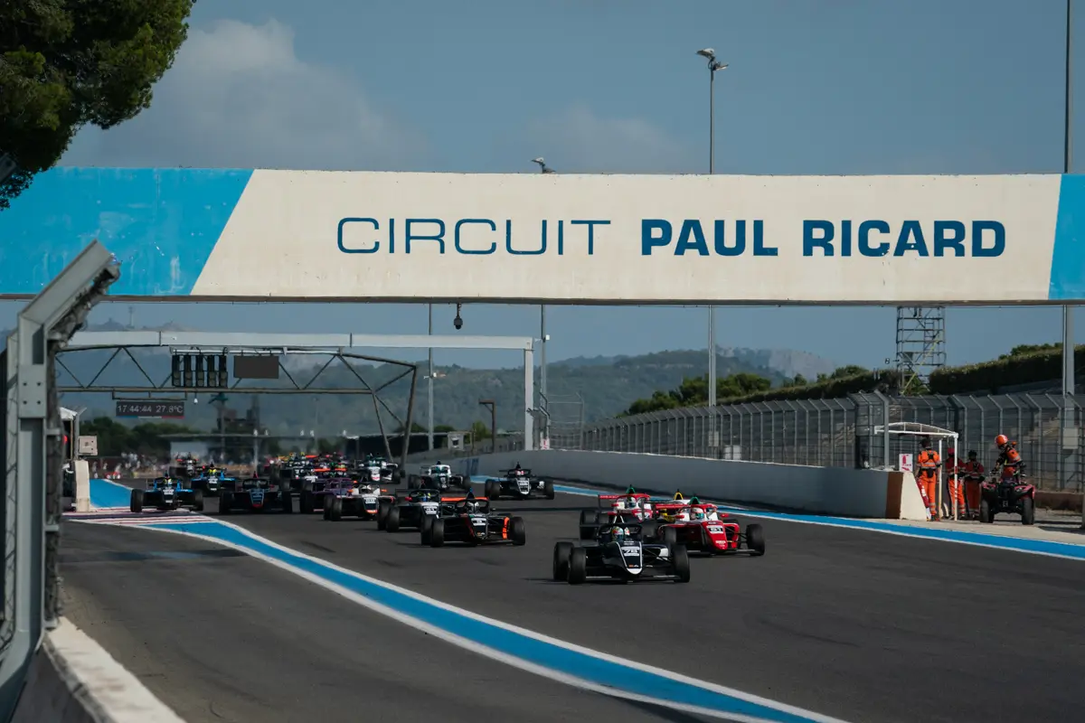 E4 | Paul Ricard 2025: Gabriel Gomez guida il campionato al termine del primo round. Spunto vincente di Francot in Gara 2