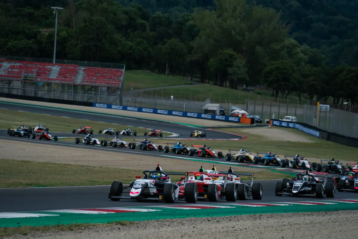 F4 Italia | Mugello 2025: Alex Powell vince una Gara 2 ricca di eventi