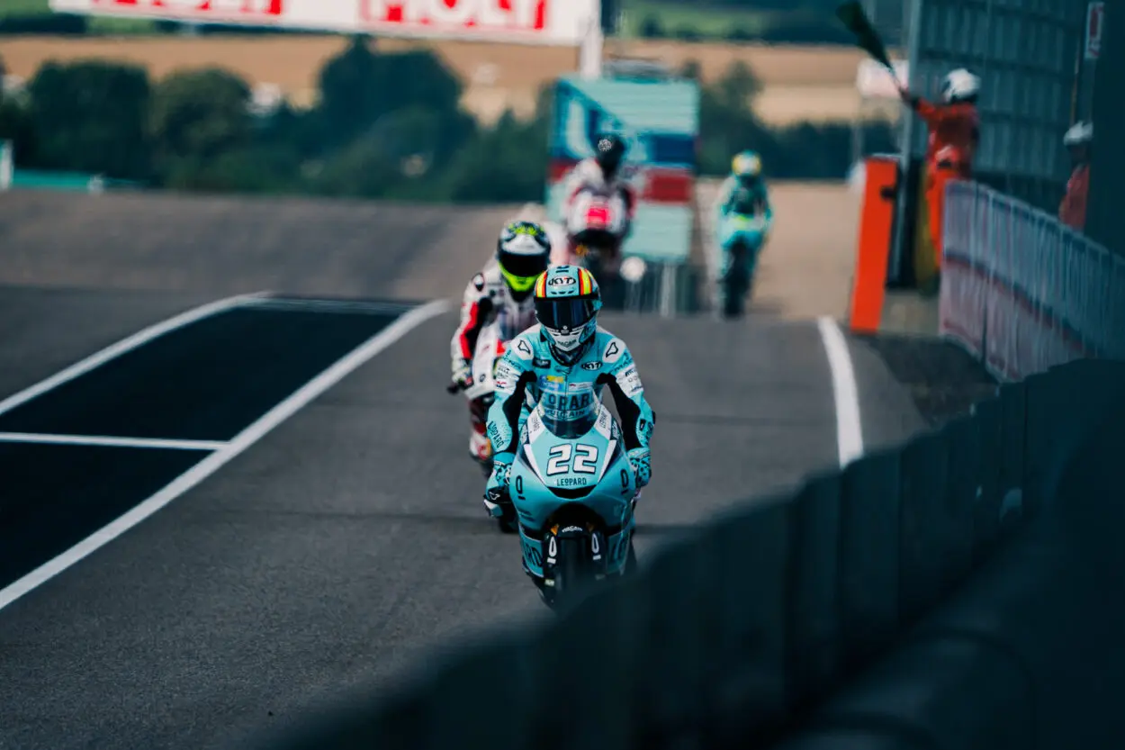 Moto3 | GP Cechia 2025, FP1: Almansa il più veloce sul bagnato, Fernandez completa l’1-2 Leopard