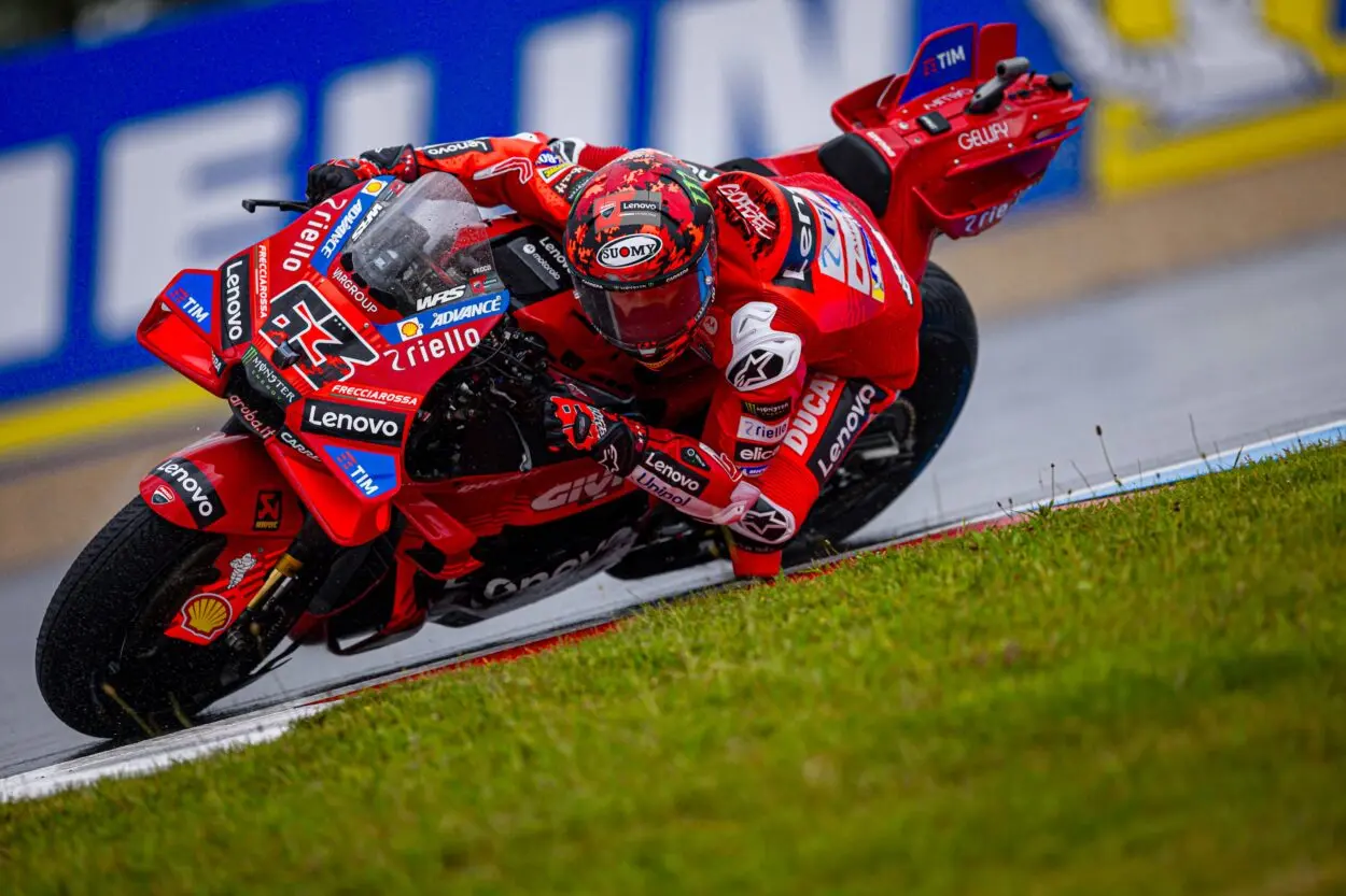 MotoGP | GP Cechia 2025, qualifiche: Bagnaia torna in pole position, Marc Marquez (2°) cade e getta la pole