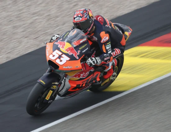 Moto2 | GP Germania 2025, gara: vince ancora Oncu, spreca Moreira. Gara finita con bandiera rossa