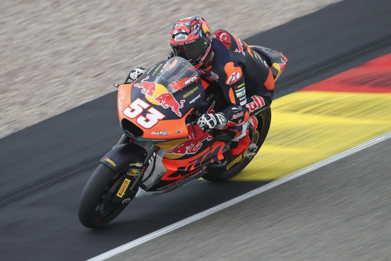 Moto2 | GP Germania 2025, gara: vince ancora Oncu, spreca Moreira. Gara finita con bandiera rossa