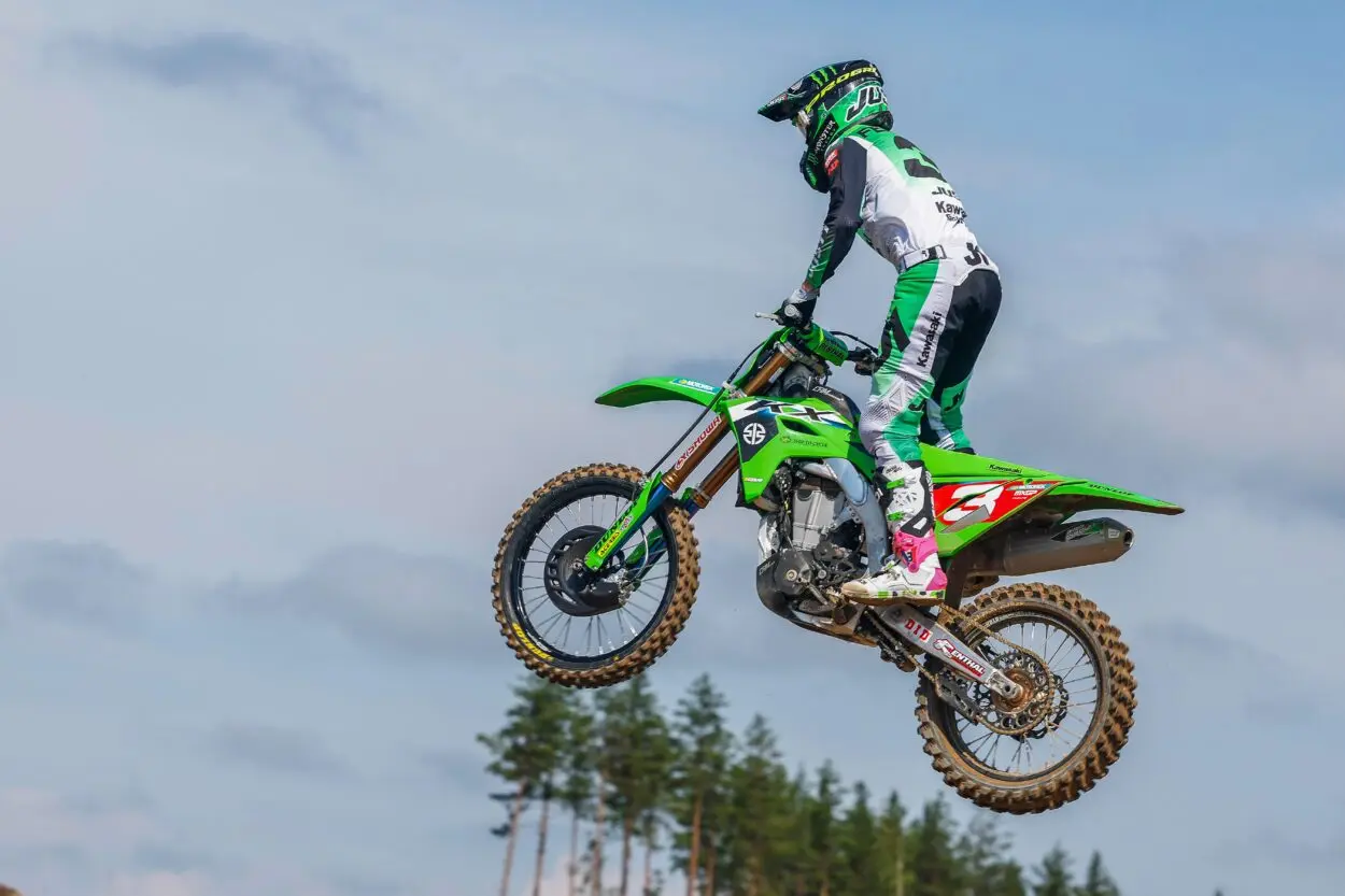 MXGP | GP Repubblica Ceca 2025: Romain Febvre conquista la gara di qualifica sotto la pioggia