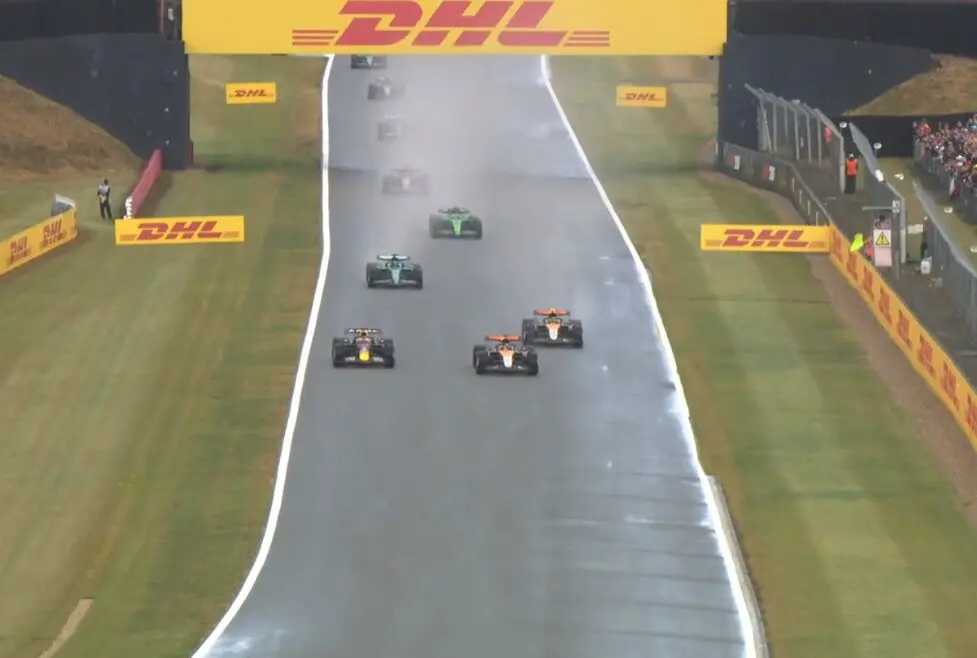 F1 | GP Gran Bretagna 2025: la penalità di Piastri fa discutere, ma non poteva essere evitata. L’incoerenza col Canada
