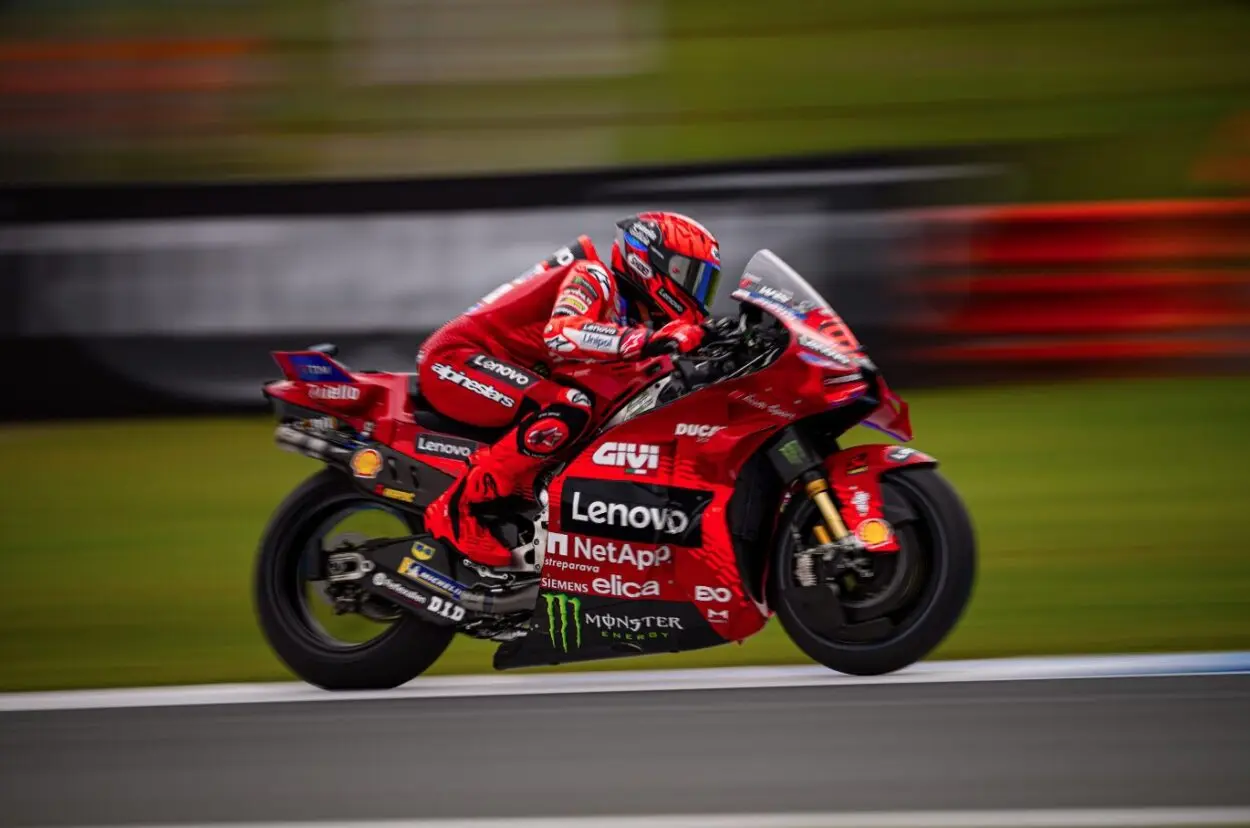 MotoGP | GP Germania 2025, FP1: Marc Márquez guida il gruppo davanti a Miller e Bezzecchi