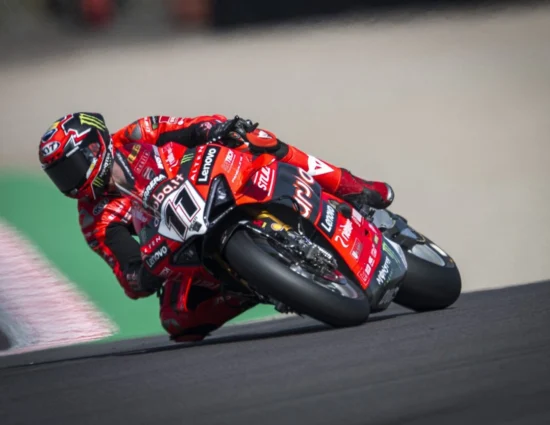 SBK | Round Gran Bretagna 2025, FP2: Nicolò Bulega al comando della seconda libera davanti a Petrucci