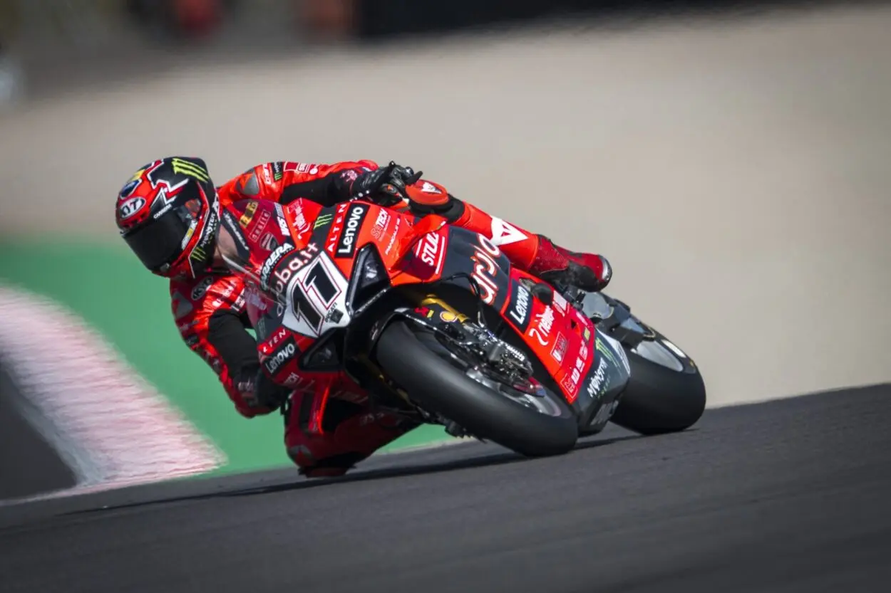 SBK | Round Gran Bretagna 2025, FP2: Nicolò Bulega al comando della seconda libera davanti a Petrucci