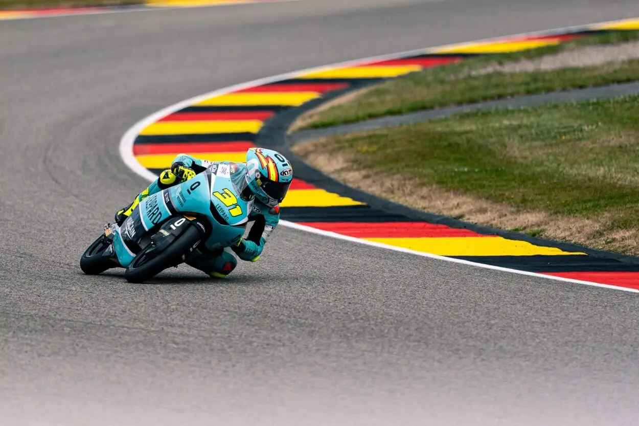 Moto3 | GP Germania 2025, FP2: Adrián Fernández comanda sul bagnato