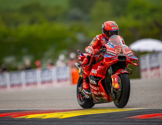 MotoGP | GP Germania 2025, warm-up: Marc Márquez il più veloce su pista umida al Sachsenring