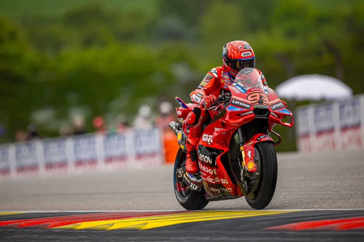 MotoGP | GP Germania 2025, warm-up: Marc Márquez il più veloce su pista umida al Sachsenring