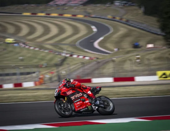 SBK | Round Gran Bretagna 2025, warm-up: Nicolò Bulega comanda il turno della domenica mattina