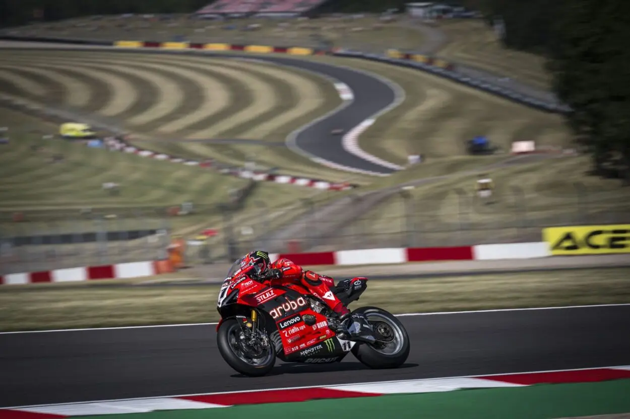 SBK | Round Gran Bretagna 2025, warm-up: Nicolò Bulega comanda il turno della domenica mattina