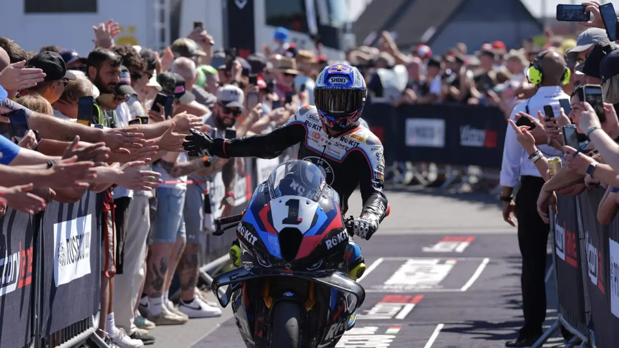 SBK | Round Gran Bretagna 2025, Gara 2: Toprak Razgatlıoğlu completa un’altra tripletta e passa in testa al mondiale