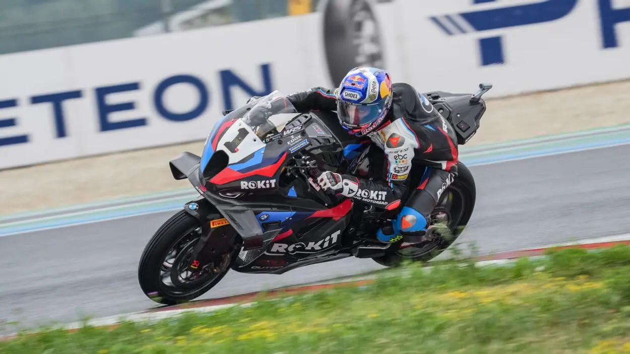 SBK | Round Ungheria 2025, SP Race: Toprak Razgatlıoğlu vince la 1000a gara del campionato, zero punti per Bulega